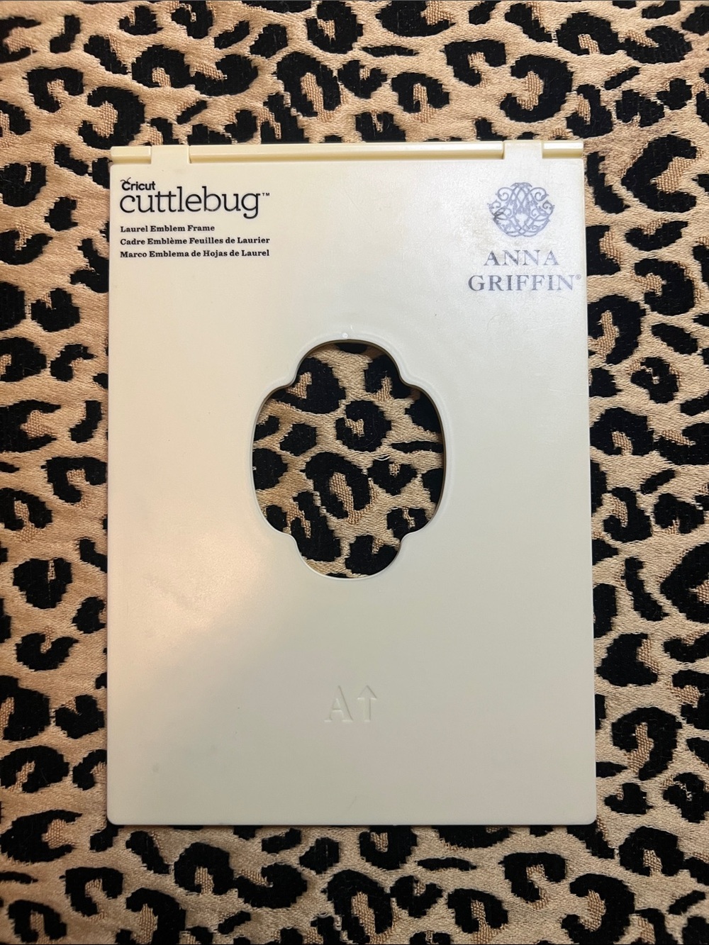 Cricut Anna Griffin Laurel Emblem Frame - White